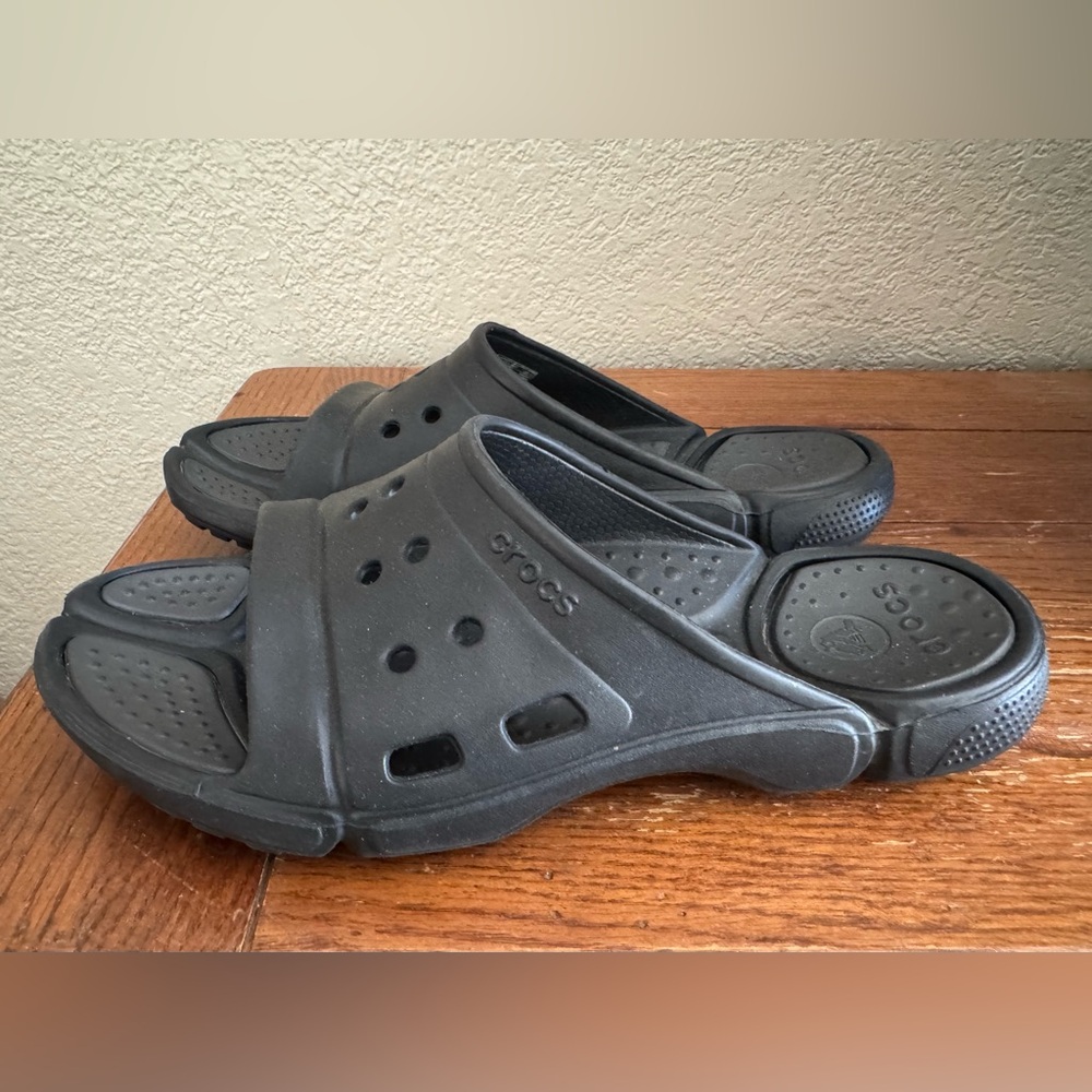 Crocs Men's Sandals Slip on Mens 11 Shower shoes Waterproof Flip Flops Vacation